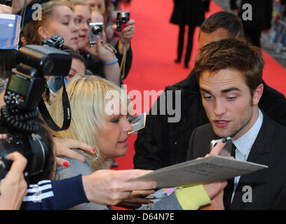 Britischer Schauspieler Robert Pattinson kommt für die Premiere seines Films "Cosmopolis" und ist umgeben von den Fans im Kino International in Berlin, Deutschland, 31. Mai 2012. Foto: Jens Kalaene Stockfoto