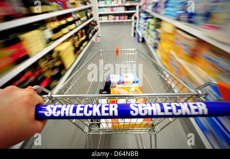 Ein Warenkorb mit dem Logo der deutschen Drogerie Schlecker über einen Shop in Goeggingen, Deutschland, 31. Mai 2012 geschoben wird. Die Zukunft der Konkurs Drogerie-Kette wird an diesem Freitag 1 Juni in Berlin entschieden. Schlecker der drei größten Gläubiger werden an einem unbekannten Ort eine Entscheidung treffen, ob die Kette vollständig geschlossen sein wird oder ob es gespart werden. Foto: Jan-Phi Stockfoto
