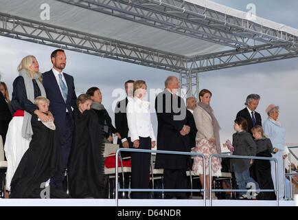 Kronprinzessin Mette-Marit von Norwegen (L-R) mit Prinz Sverre Magnus und Kronprinz Haakon mit Prinzessin Ingrid Alexandra, Königin Sonja und König Harald V. von Norwegen (hinten, L-R), Prinzessin Martha Louise, Ari Behn, besuchen ihre Töchter Maud Angelica und Lea Isadora Behn und Prinzessin Astrid das open Air-Konzert auf dem Dach des Oslo s Opera House zum 75 Geburtstag von König Hara Stockfoto