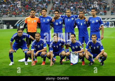 Die israelische nationale Fußball-Mannschaft stellt für ein Gruppenbild vor dem internationalen Freundschaftsspiel zwischen Deutschland und Israel in Leipzig, Deutschland, 31. Mai 2012. Team-Israel: (hintere Reihe von L - R) Ariel Harush, Rami Gershon, Eran Zahavi, Tal Ben Haim, Avihay Yadin, Eitan Tibi. (vordere Reihe von L - R) Bibras Natkho, Itay Shechter, Maor Buzaglo, Yossi Benayoun, Yuval Shpungin. Foto: Revi Stockfoto