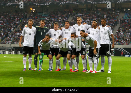 Die deutsche Fußball-Mannschaft stellt für ein Gruppenbild vor dem internationalen Freundschaftsspiel zwischen Deutschland und Israel in Leipzig, Deutschland, 31. Mai 2012. Team Deutschland: (hintere Reihe von L - R) Manuel Neuer, Toni Kroos, Mario Gomez, Holger Badstuber, Per Mertesacker, Sami Khedira, Jerome Boateng. (vordere Reihe von L - R) Philipp Lahm, Lukas Podolski, Thomas Müller, Mesut Özil. Foto: Stockfoto