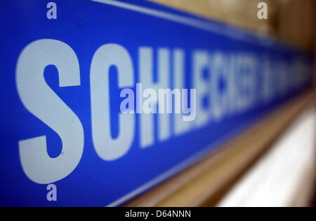 Das Logo des insolventen deutschen Drogerie-Kette Schlecker ist auf dem Display in einer geschlossenen Zweig Shop von Schlecker in Stuttgart, Deutschland, 31. Mai 2012.  Des Gläubigerausschusses Schlecker ist treffen in Berlin am Freitag, 1. Juni 2012, letzte Fristsetzung für potentielle Investoren ihre Angebote für den insolventen Drogerie-Händler zu verbessern, auch eine wichtige Entscheidung für markiert die Stockfoto