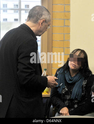 Die Beklagte (R) spricht mit ihrem Rechtsanwalt Carsten R. Hoenig (l) vor Gericht vor der Verkündung der Satz in Potsdam, Deutschland, 1. Juni 2012. Nach einem Busunfall in der Nähe von Berlin, in denen 14 Menschen getötet wurden, steht die Frau, die den Unfall verursacht mit einer Probezeit von zwei Jahren auf Bewährung. Ihr Auto stürzte in den polnischen Bus auf der Autobahn A10, weil sie beschleunigt wurde. Die Stockfoto