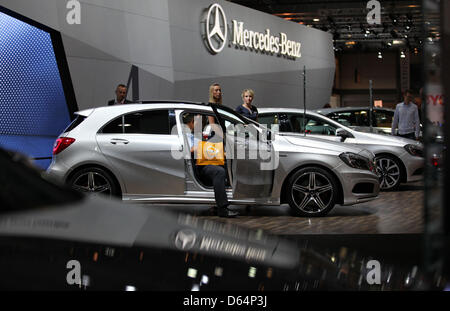 Mercedes-Benz präsentiert die neue A-Klasse auf der AMI-Auto-Messe in Leipzig, Deutschland, 1. Juni 2012. Von 2 bis 10 Juni präsentieren alle deutschen und die Mehrheit der fremden Autofirmen ihre Neuheiten und Innovationen auf der AMI. In Zusammenarbeit mit der Amitec und Amicom messen sind rund 450 Aussteller anwesend. Die Messe erwartet rund 280 000 Besucher, ebenso wie im Jahr 2010. Foto: JAN WOITAS Stockfoto