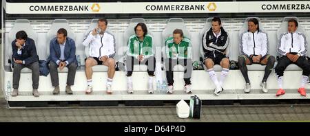 Deutschlands Trainer Joachim Loew (l-R) Co-Trainer Hansi Flick, Torwarttrainer Andreas Köpke, Mannschaftsarzt Hans-Wilhelm Müller-Wohlfahrt, Physiotherapeut Klaus Eder, Spieler Miroslav Klose, Torwart Tim Wiese, Spieler Mario Goetze auf der Bank sitzen, während der internationale Fußball-freundlich Spiel Deutschland Vs Israel an der Red Bull Arena in Leipzig, Deutschland, 31. Mai 2012. Foto: Jan Stockfoto