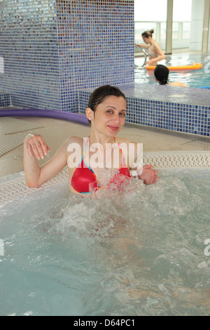 Eine junge Frau, die ein entspannendes Spa-Erlebnis genießt, in einer ruhigen Umgebung, die Entspannung und Wellness fördert. Das Spa bietet eine friedliche Atmosphäre zur Verjüngung. Stockfoto