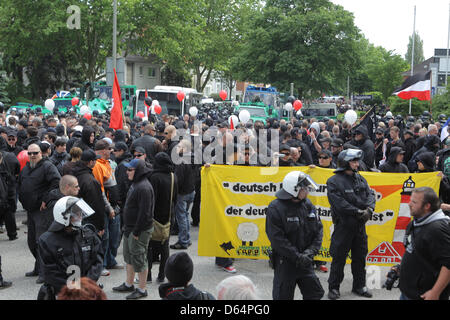 Rechtsextreme Demonstranten halten die Fahnen und Banner während eines Marsches in Hamburg, Deutschland, 2. Juni 2012. Mehrere Tausende demonstrieren gegen die Neonazi-Kundgebung. Foto: MARKUS SCHOLZ Stockfoto