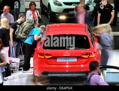 Besucher flanieren ausgestellten Fahrzeuge und Fahrzeuge des Automobilherstellers Audi bei der Automobile Messe AMI in Leipzig, Deutschland, 2. Januar 2012. Deutsche und internationale Automobilhersteller präsentieren ihre neuesten Auto-Neuheiten in der Messe Leipzig ab dem 2. Juni 10. Juni 2012. Rund 280.000 Besucher sind Expeocted für den Messebesuch mit bis zu 450 Aussteller. Phot Stockfoto