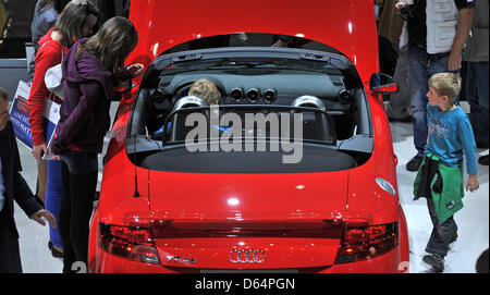 Besucher flanieren ausgestellten Fahrzeuge und Fahrzeuge des Automobilherstellers Audi mit dem Audi TT bei der Automobile Messe AMI in Leipzig, Deutschland, 2. Januar 2012. Deutsche und internationale Automobilhersteller präsentieren ihre neuesten Auto-Neuheiten in der Messe Leipzig ab dem 2. Juni 10. Juni 2012. Rund 280.000 Besucher sind Expeocted für den Messebesuch die Norwegens Stockfoto