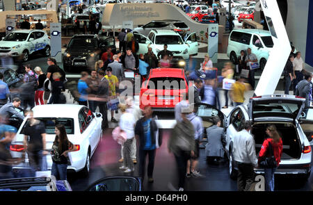 Besucher flanieren ausgestellten Fahrzeuge und Fahrzeuge des Automobilherstellers Audi bei der Automobile Messe AMI in Leipzig, Deutschland, 2. Juni 2012. Deutsche und internationale Automobilhersteller präsentieren ihre neuesten Auto-Neuheiten in der Messe Leipzig ab dem 2. Juni 10. Juni 2012. Für den Messebesuch mit bis zu 450 Aussteller werden rund 280.000 Besucher erwartet. Foto: H Stockfoto