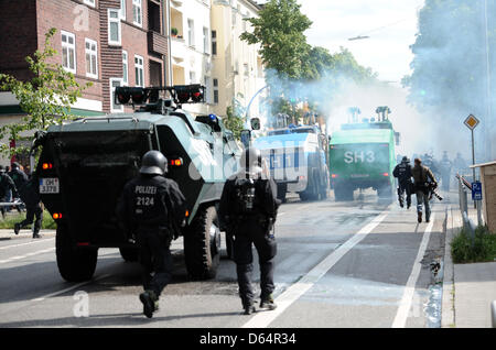 Polizisten klar Bereich der Barrikaden während einer Neonazi-Kundgebung in Hamburg, Deutschland, 2. Juni 2012. Mehrere tausend Menschen demonstrierten gegen eine Demonstration von Rechtsextremisten auf dem sogenannte "Tag der deutschen Zukunft" in Hamburg. Foto: Christian Charisius Stockfoto