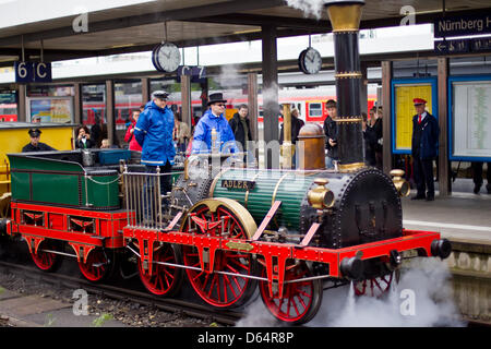 Eine Rekonstruktion des historischen Zuges "Adler" (Adler) tritt den Hauptbahnhof in Nürnberg, Deutschland, 5. Mai 2012. Der Dampfzug "Adler" war die erste Lokomotive in Deutschland im Einsatz. Foto: Daniel Karmann Stockfoto