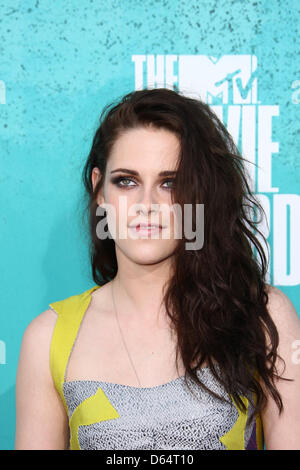 US-Schauspielerin Kristen Stewart kommt auf dem roten Teppich der 2012 MTV Movie Awards im Gibson Amphitheater in Universal City, USA, 3. Juni 2012. Foto: Hubert Boesl Stockfoto