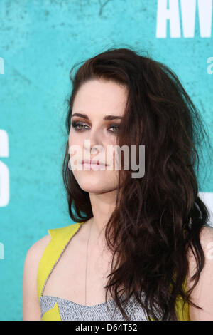 US-Schauspielerin Kristen Stewart kommt auf dem roten Teppich der 2012 MTV Movie Awards im Gibson Amphitheater in Universal City, USA, 3. Juni 2012. Foto: Hubert Boesl Stockfoto