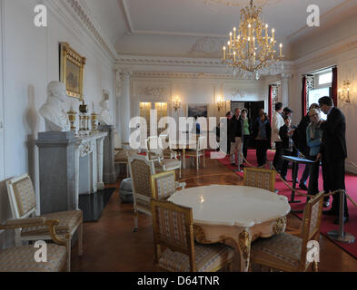 Journalisten-Ansicht Exponate der Dauerausstellung auf 1945 Potsdamer Konferenz auf Schloss Cecilienhof in Potsdam, Deutschland, 4. Juni 2012. Unter anderen Änderungen und Ergänzungen bietet die Show jetzt einen audio-Guide. Foto: BERND SETTNIK Stockfoto