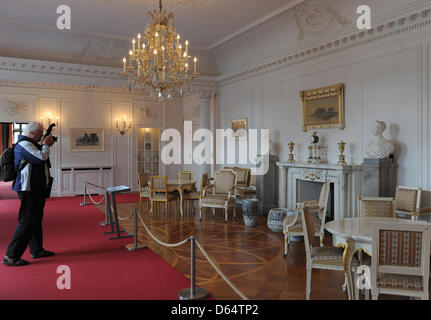 Journalisten-Ansicht Exponate der Dauerausstellung auf 1945 Potsdamer Konferenz auf Schloss Cecilienhof in Potsdam, Deutschland, 4. Juni 2012. Unter anderen Änderungen und Ergänzungen bietet die Show jetzt einen audio-Guide. Foto: BERND SETTNIK Stockfoto