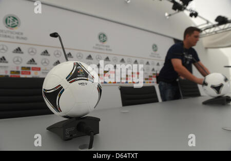 Letzte Vorbereitungen für eine Pressekonferenz im Pressezentrum der deutschen Fußball-Nationalmannschaft neben Deutsch team Barhocker Hotel Oliwski in Danzig, Polen, 4. Juni 2012. Die UEFA EURO 2012 findet von 08 Juni bis 1. Juli 2012 und co von Polen und der Ukraine gehostet. Foto: Marcus Brandt dpa Stockfoto