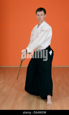 Der Mann führt Übungen aikido Stockfoto