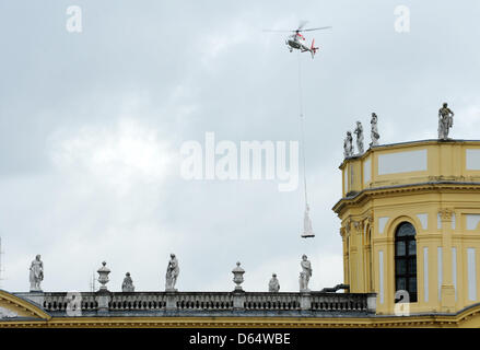 Eine große Skulptur von thailändischen Künstlern Chai Siri und Apichatpong Weerasethakul ist Flewn zu den Auepark mit dem Hubschrauber vor der Eröffnung der Documenta 13 in Kassel, Deutschland, 5. Juni 2012. Es ist Teil der Documenta 13, die am Samstag 9. Juni beginnt. Foto: UWE ZUCCHI Stockfoto