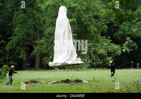 Eine große Skulptur von thailändischen Künstlern Chai Siri und Apichatpong Weerasethakul ist Flewn zu den Auepark mit dem Hubschrauber vor der Eröffnung der Documenta 13 in Kassel, Deutschland, 5. Juni 2012. Es ist Teil der Documenta 13, die am Samstag 9. Juni beginnt. Foto: UWE ZUCCHI Stockfoto