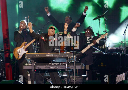 US-Sänger und Songwriter führt Stevie Wonder (C) auf dem BBC-Konzert in London, 4. Juni 2012. Das Konzert außerhalb der Buckingham Palace ist Teil der Feierlichkeiten anlässlich des 60. Jahrestages der Thron der Königin Elizabeth II. Foto: Tobias Hase Stockfoto
