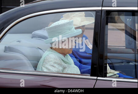 Königin Elizabeth II (vorne) und ihre Hofdame, Diana Farnham, verlässt Buckingham Palace für einen nationalen Service von Thanksgiving an St. Pauls in London, Großbritannien, 5. Juni 2012. Dies ist der letzte Tag der Diamond Jubilee Wochenende feiert 60 Jahre Königin Elizabeth II auf den Thron. Foto: Tobias Hase Stockfoto