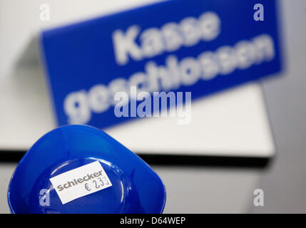 Ein Schild mit dem Text "Cashpoint geschlossen" steht in einem Schlecker-Store in Berlin, Deutschland, 5. Juni 2012. Die außergerichtliche der insolventen Drogeriekette Schlecker treffen sich am gleichen Tag zum letzten Mal. Das Treffen in Ulm, Deutschland, konzentriert sich auf die Schlecker-Tochter-Unternehmen. Die Debtee-Konferenz soll die Übernahme von IhrPlatz mit 490 Filialen und 342 Schlecker XL Sto übergeben Stockfoto