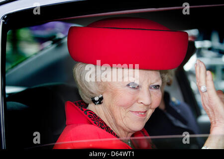 Königin Beatrix der Niederlande besucht das 100. Jubiläumstreffen der holländischen lokalen Behörden Gesellschaft (VNG - Vereniging Nederlandse Gemeenten) in den Haag, Niederlande, 5. Juni 2012. Foto: Patrick van Katwijk / Niederlande, Stockfoto