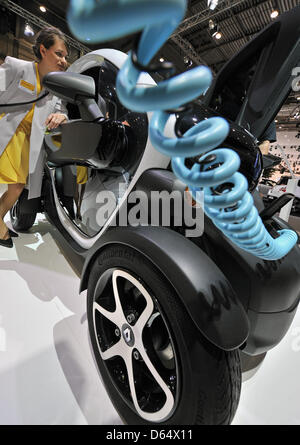 Franzose Manufacuter Renault stellt einer neuen Art von Elektro-Auto mit seinen Twizy Smart Displays ein Modell mit einem Elektromotor während der AMI in Leipzig, Deutschland, 5. Juni 2012. Das Auto kann nach Tesla, Antrieb für 340 km und erreichen einen Höhepunkt Geschwindigkeit von 200 km/h. Alternative Antriebe stehen im Fokus des Kongresses AMI. Elektromobilität und Hybrid-Konfiguration mit neuen Energiespeicher Stockfoto