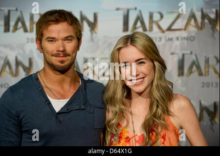 Amerikanische Schauspieler Kellan Lutz (Tarzan) und Spencer Locke (Jane) stellt während einer Sitzung der Presse über den Film "Tarzan" bei Bavaria Film Studios in München, Deutschland, 5. Juni 2012. Constantin Film Produktion atmet neues Leben in "Tarzan" genau 100 Jahre nach seiner Gründung. Foto: SVEN HOPPE Stockfoto