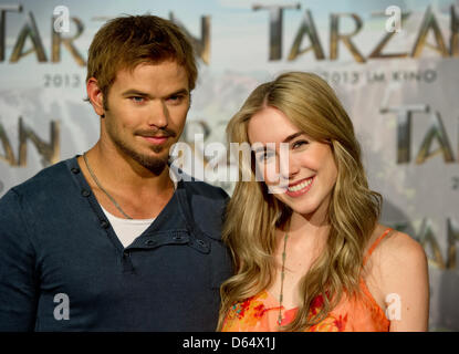 Amerikanische Schauspieler Kellan Lutz (Tarzan) und Spencer Locke (Jane) stellt während einer Sitzung der Presse über den Film "Tarzan" bei Bavaria Film Studios in München, Deutschland, 5. Juni 2012. Constantin Film Produktion atmet neues Leben in "Tarzan" genau 100 Jahre nach seiner Gründung. Foto: SVEN HOPPE Stockfoto