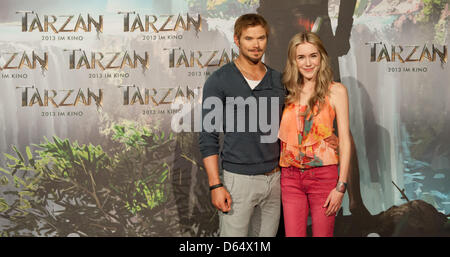 Amerikanische Schauspieler Kellan Lutz (Tarzan) und Spencer Locke (Jane) stellt während einer Sitzung der Presse über den Film "Tarzan" bei Bavaria Film Studios in München, Deutschland, 5. Juni 2012. Constantin Film Produktion atmet neues Leben in "Tarzan" genau 100 Jahre nach seiner Gründung. Foto: SVEN HOPPE Stockfoto