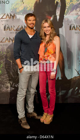 Amerikanische Schauspieler Kellan Lutz (Tarzan) und Spencer Locke (Jane) stellt während einer Sitzung der Presse über den Film "Tarzan" bei Bavaria Film Studios in München, Deutschland, 5. Juni 2012. Constantin Film Produktion atmet neues Leben in "Tarzan" genau 100 Jahre nach seiner Gründung. Foto: SVEN HOPPE Stockfoto