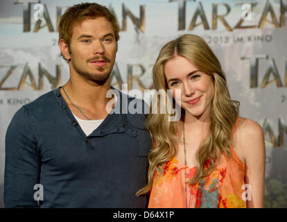 Amerikanische Schauspieler Kellan Lutz (Tarzan) und Spencer Locke (Jane) stellt während einer Sitzung der Presse über den Film "Tarzan" bei Bavaria Film Studios in München, Deutschland, 5. Juni 2012. Constantin Film Produktion atmet neues Leben in "Tarzan" genau 100 Jahre nach seiner Gründung. Foto: SVEN HOPPE Stockfoto