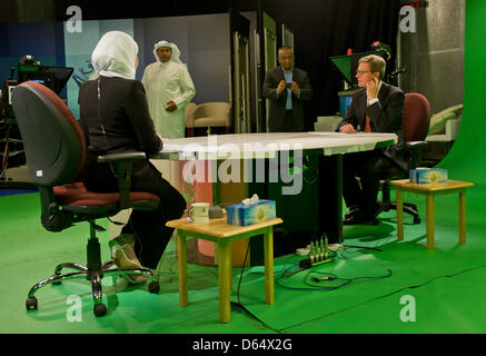 Der deutsche Außenminister Guido Westerwelle gibt ein Interview mit arabischen Nachrichtensender Al-Jazeera in einer TV-Studion während seines Besuchs in Doha, Katar, 5. Juni 2012. Westerwelle besucht den Nahen Osten und die Türkei bis Freitag. Foto: TIM BRAKEMEIER Stockfoto