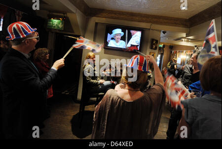 Besucher einer Kneipe ansehen Großbritanniens Königin Elizabeth II im Fernsehen während der Diamant-Jubiläum feiern, in London, Großbritannien, 5. Juni 2012. Dies ist der letzte Tag des Diamond Jubilee zentrale Wochenendes feiern 60 Jahre Königin Elizabeth II auf dem Thron. Foto: Tobias Hase Dpa +++(c) Dpa - Bildfunk +++ Stockfoto