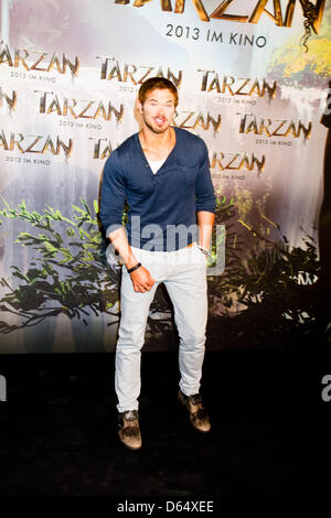 Schauspieler Kellan Lutz posiert vor einer Pressekonferenz, der Beginn der Dreharbeiten von "Tarzan" bei Bavaria Film Studios in München, am 5. Juni 2012 zu fördern. Foto: Hubert Boesl Stockfoto