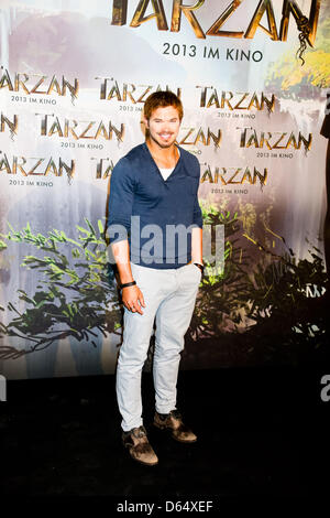 Schauspieler Kellan Lutz posiert vor einer Pressekonferenz, der Beginn der Dreharbeiten von "Tarzan" bei Bavaria Film Studios in München, am 5. Juni 2012 zu fördern. Foto: Hubert Boesl Stockfoto