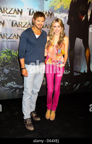 Schauspieler Kellan Lutz (l) und Spencer Locke posieren vor einer Pressekonferenz, der Beginn der Dreharbeiten von "Tarzan" bei Bavaria Film Studios in München, am 5. Juni 2012 zu fördern. Foto: Hubert Boesl Stockfoto