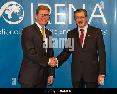 Bundesaußenminister Guido Westerwelle (FDP, l) Wird bin Mittwoch (06.06.2012) in Abu Dhabi, der Hauptstadt der Vereinigten Arabischen Emirate, Vom Generaldirektor der Mitkommentator Agentur Für Thielsch Energien (IRENA), Adnan Amin, Begrüßt. Westerwelle, der Sich Bis Freitag Im Nahen Osten Und der Sprache Aufhält, Sprach Anschließend Auf der 3. Tagung des Rates der IRENA. Foto: Ti Stockfoto