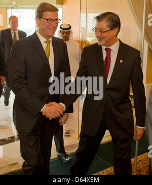 Bundesaußenminister Guido Westerwelle (FDP, l) Wird bin Mittwoch (06.06.2012) in Abu Dhabi, der Hauptstadt der Vereinigten Arabischen Emirate, Vom Generaldirektor der Mitkommentator Agentur Für Thielsch Energien (IRENA), Adnan Amin, Begrüßt. Westerwelle, der Sich Bis Freitag Im Nahen Osten Und der Sprache Aufhält, Sprach Anschließend Auf der 3. Tagung des Rates der IRENA. Foto: T Stockfoto