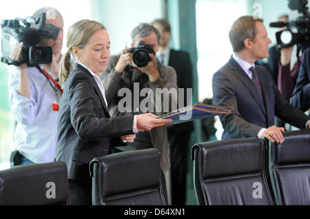 Deutsche Innenminister Bundesfamilienministerin Kristina Schröder (CDU) besucht der Kabinettssitzung am Eidgenössischen Chanceelery in Berlin, Deutschland, 6. Juni 2012. Das Kabinett hat das umstrittene Betreuungsgeld (Kinderbetreuung Geld) vereinbart. Eltern kümmern sich um ihre kleinen Kinder selbst und machen Gebrauch von einer Zustand-Kinderkrippe oder Tagesmutter wird in Zukunft die Kinderbetreuung Geld erhalten. P Stockfoto