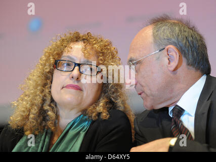 Künstlerischer Leiter der Documenta (13) Carolyn Christov-Bakargiev Gespräche, geschäftsführender Direktor Bernd Leifeld bei der Eröffnungs-Pressekonferenz in Kassel, Deutschland, 6. Juni 2012. Documenta (13) wird offiziell am 9. Juni 2012 beginnt und endet am 16. September 2012. Foto: BORIS ROESSLER Stockfoto