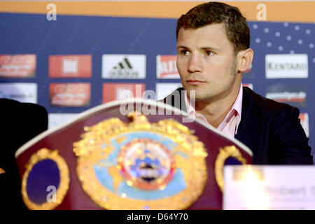 Deutscher Profi-Boxer und der amtierende WBO World Champion Robert Stieglitz sitzt im Rahmen einer Pressekonferenz an der O2 World Arena in Berlin, Deutschland, 6. Juni 2012. Stieglitz wird Abraham für die Weltmeisterschaft Super-Mittelgewicht am 25. August 2012 kämpfen. Foto: Matthias Balk Stockfoto