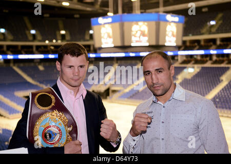 Deutscher Profi-Boxer und der amtierende WBO World Champion Robert Stieglitz (L) und sein Herausforderer Arthur Abraham stehen während einer Pressekonferenz in der O2 World Arena in Berlin, Deutschland, 6. Juni 2012. Stieglitz wird Abraham für die Weltmeisterschaft Super-Mittelgewicht am 25. August 2012 kämpfen. Foto: Matthias Balk Stockfoto