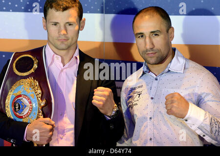 Deutscher Profi-Boxer und der amtierende WBO World Champion Robert Stieglitz (L) und sein Herausforderer Arthur Abraham stehen während einer Pressekonferenz in der O2 World Arena in Berlin, Deutschland, 6. Juni 2012. Stieglitz wird Abraham für die Weltmeisterschaft Super-Mittelgewicht am 25. August 2012 kämpfen. Foto: Matthias Balk Stockfoto