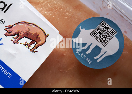Scan mir Aufkleber QR-Code QR-Code quick response code auf der Packung mit Schweinebauch Stockfoto