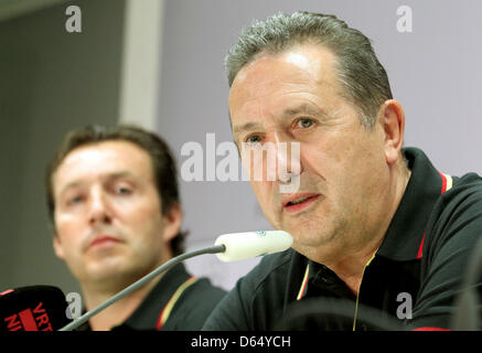 (DATEI) Ein Archivfoto vom 10. Oktober 2011 zeigt, ehemaliger Trainer der belgischen Fußball-Nationalmannschaft Georges Leekens (R) und Assistent Trainer Marc Wilmots Beantwortung journalistischer Frage im Rahmen einer Pressekonferenz in Düsseldorf. Der Previouis deutsche Bundesliga-Spieler und Trainer mit FC Schalke 04 werden Cheftrainer der Belgien-Fußball-Nationalmannschaft bis 2014 Afte bleiben. Stockfoto