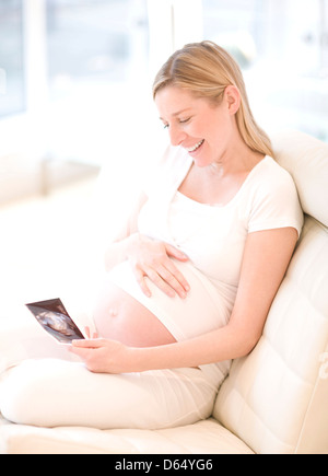 Schwangere Frau Blick auf ihr Baby-scan Stockfoto