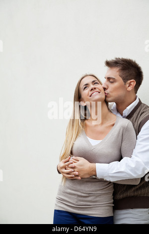 Junger Mann küssen Freundin Stockfoto